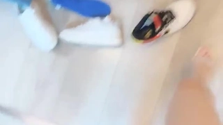 繼兄覬覦妹妹的雪白巨乳，趁抹防曬油時掏出肉棒操死她!
