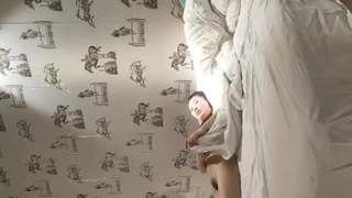 隐藏的摄像头捕捉到瘦弱的美国少女在店里偷窃行为