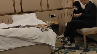 淫娃娜娜3P被炮友在酒店轮干,肉色丝袜干完换黑丝袜继续干