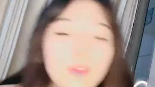 业余少女热情地口交并接受面部射精