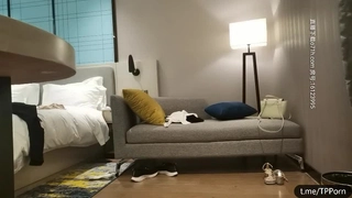 火速围观，露脸黑丝骚女无毛逼，阴蒂很大长的像小鸡巴一样