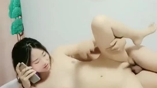 美少妇勾引工地农民工大叔到酒店啪啪啪，遇到白硕圆润又柔软的大奶子 今天不去搬砖也值得了 大叔如同野兽