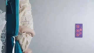 深色头发的美女在浪漫的大学宿舍里与朋友分享她的快感